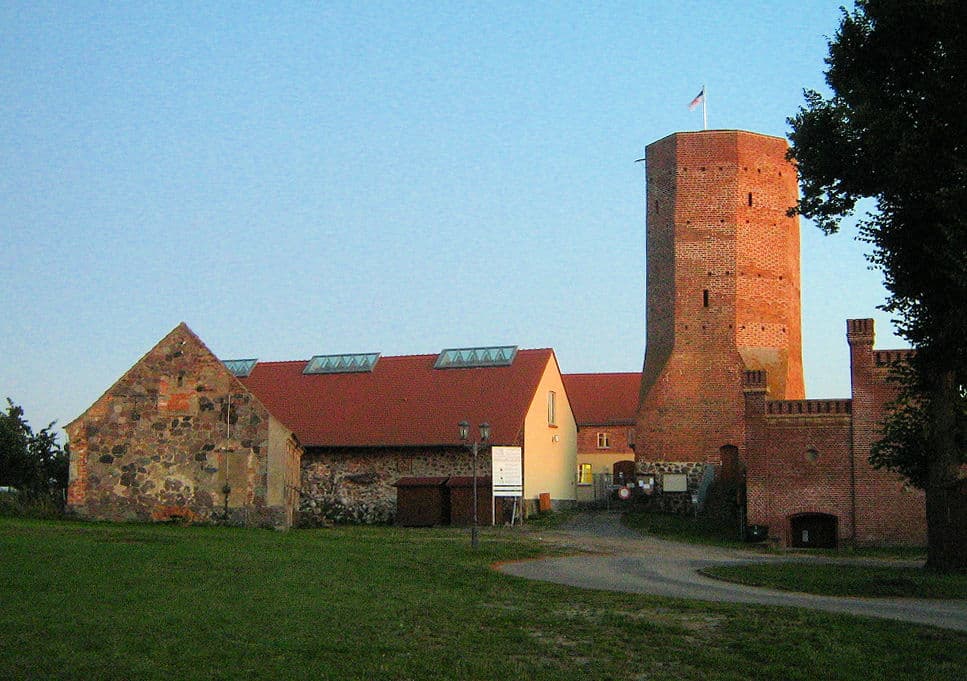 Burg Löcknitz mit dem achteckigen Bergfried an der Randow