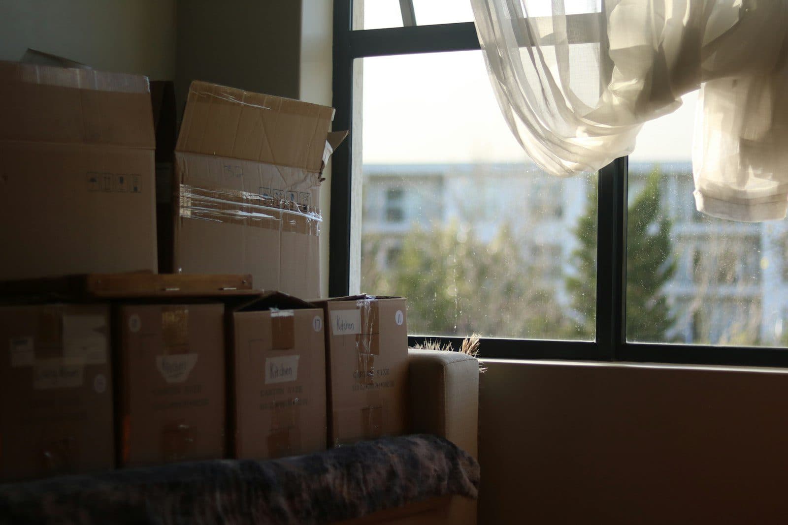 Umzugskartons in einer Wohnung bei einer Haushaltsauflösung