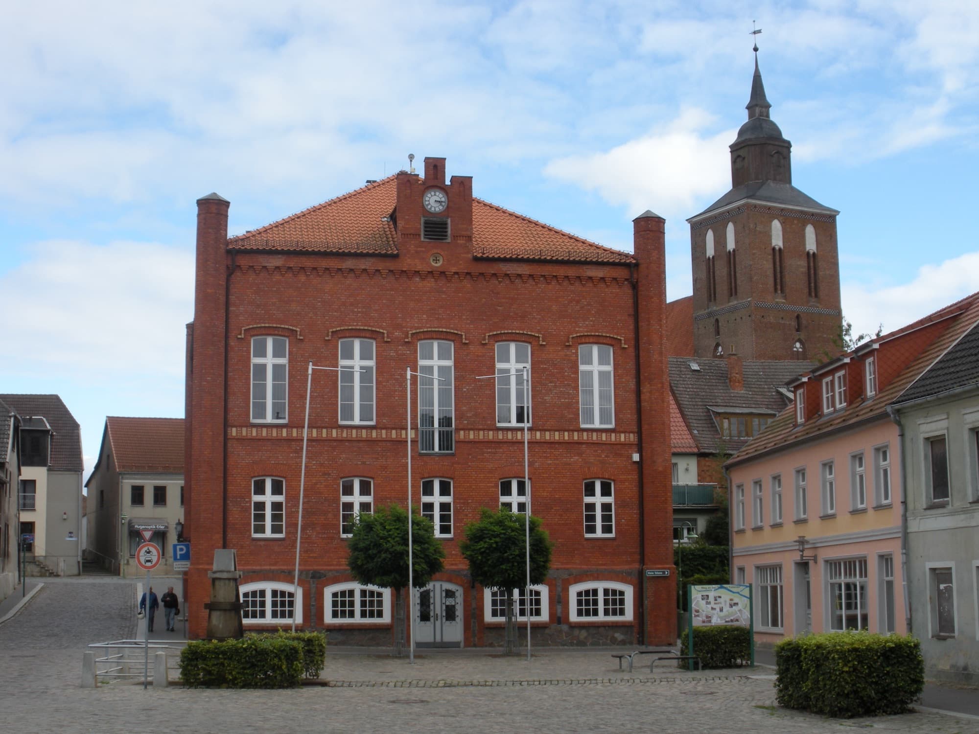 Rathaus am Markt mit dem Turm der St.-Petri-Kirche in Altentreptow
