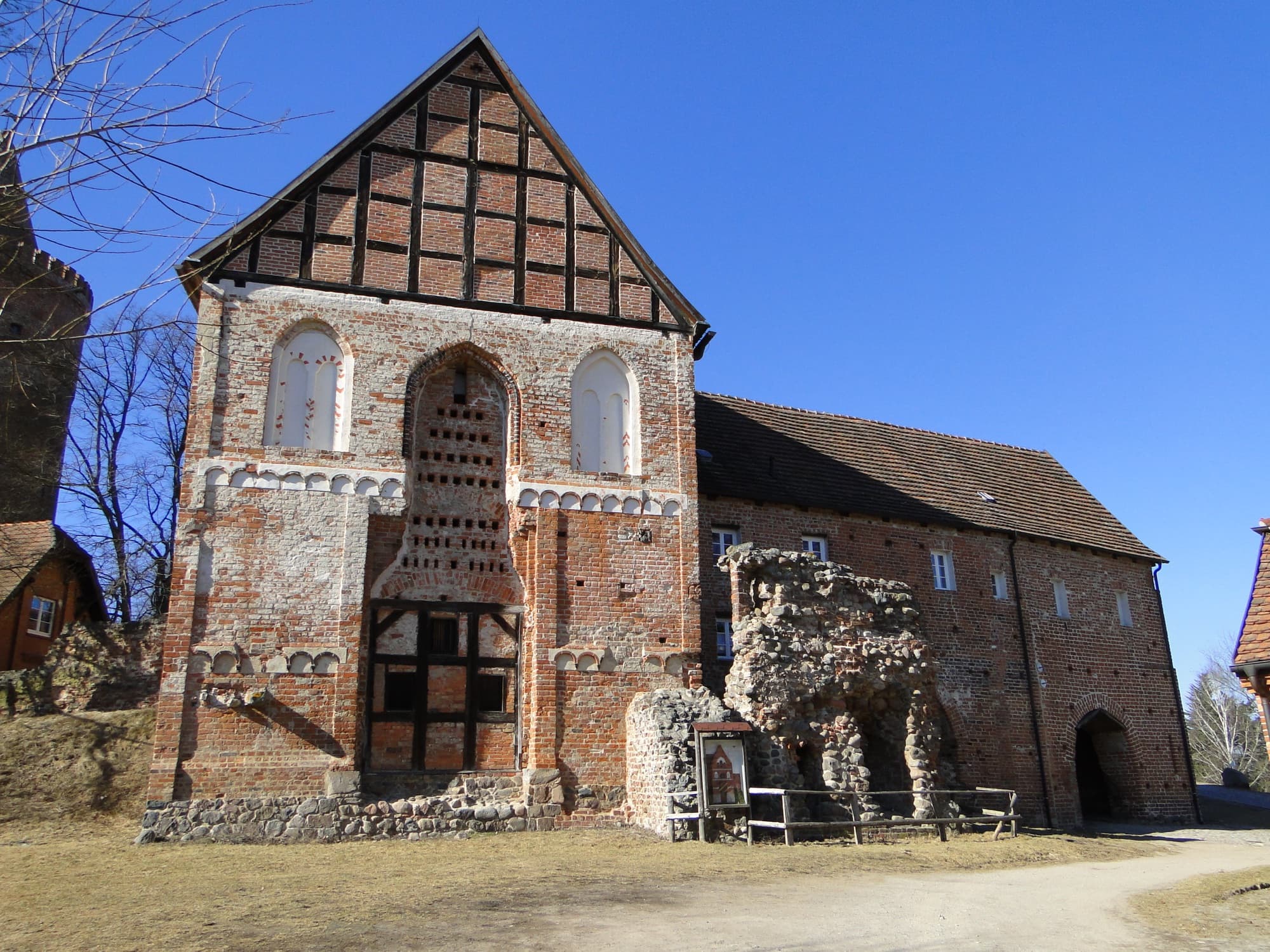 Backsteingebäude der mittelalterlichen Burg Stargard auf dem Burgberg