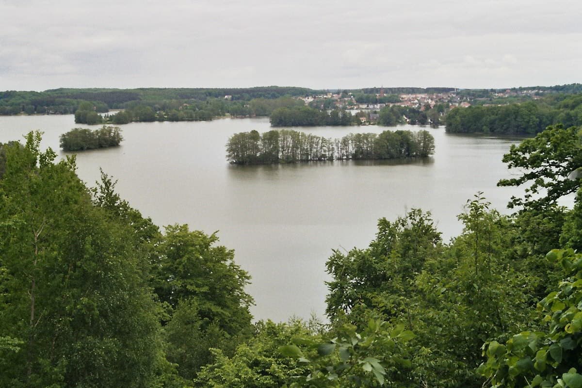 Blick vom Reiherberg auf den Feldberger Haussee mit seinen Inseln