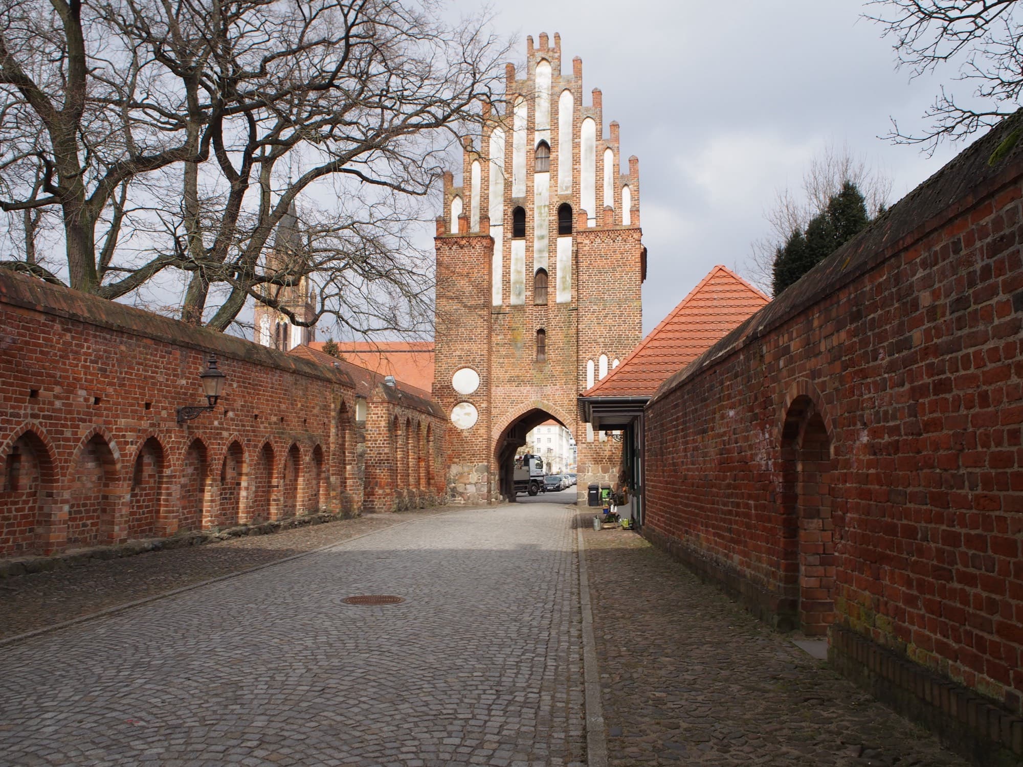 Stargarder Tor und Marienkirche in der Neubrandenburger Altstadt