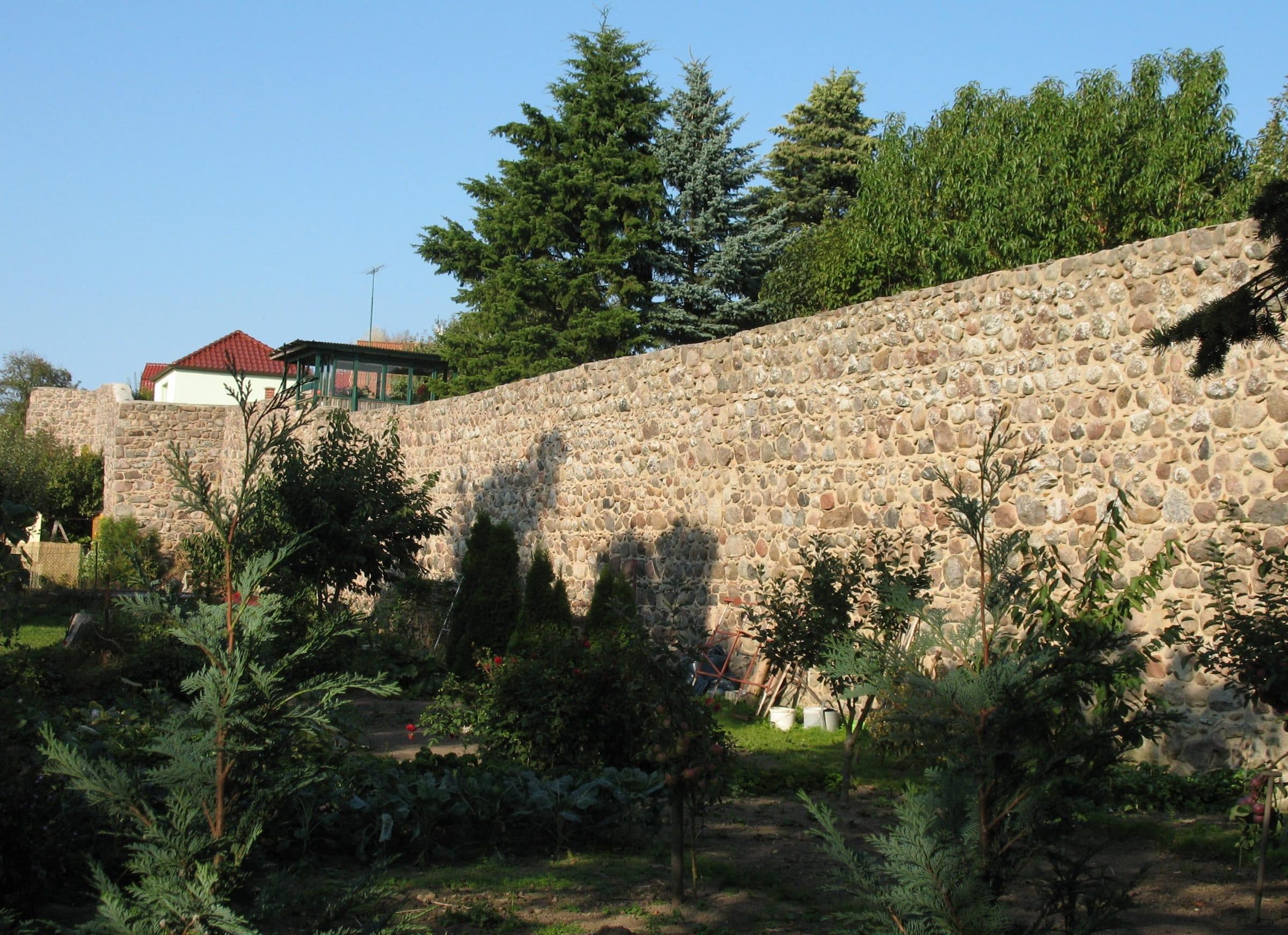 Feldsteinmauer der mittelalterlichen Stadtbefestigung in Fürstenwerder