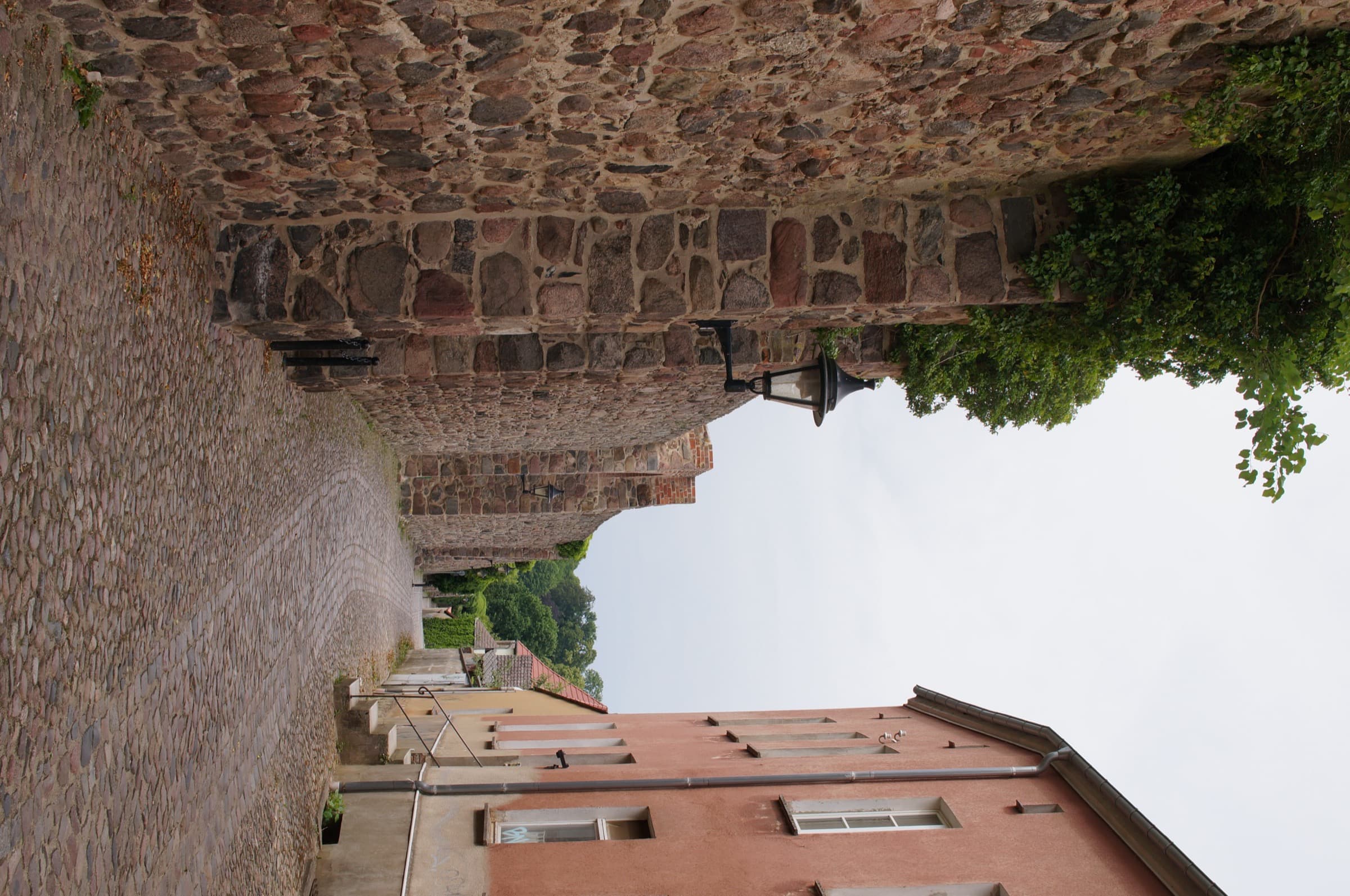 Historische Stadtmauer mit Wehrgang in der Templiner Altstadt