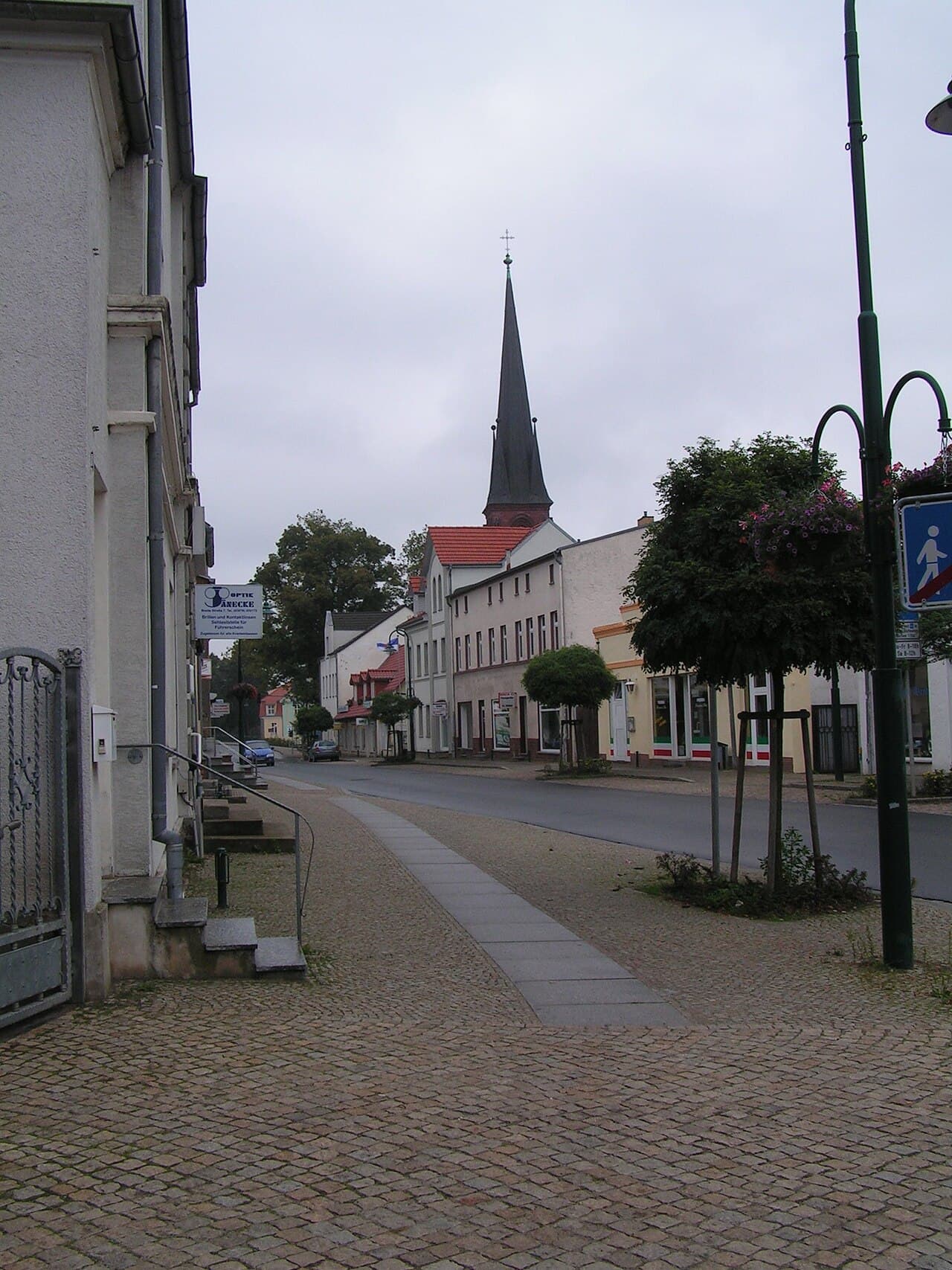 Straßenzug mit Kirchturm in der Innenstadt von Torgelow