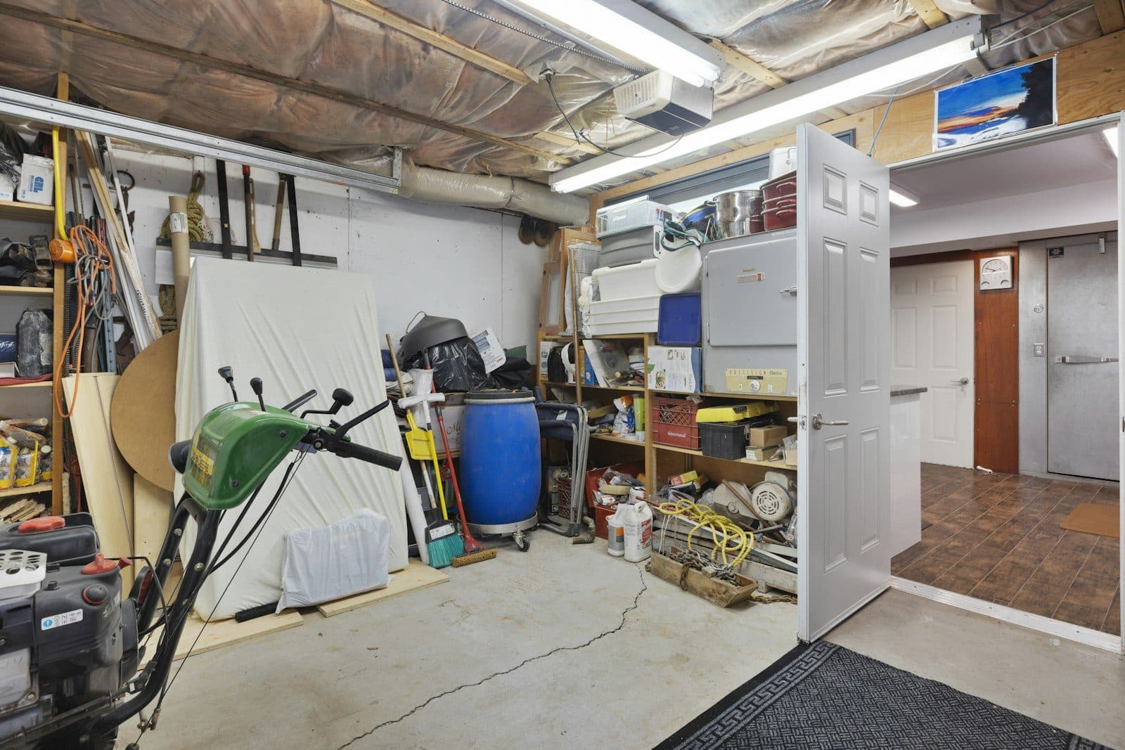 Vollgestellte Garage vor einer Entrümpelung